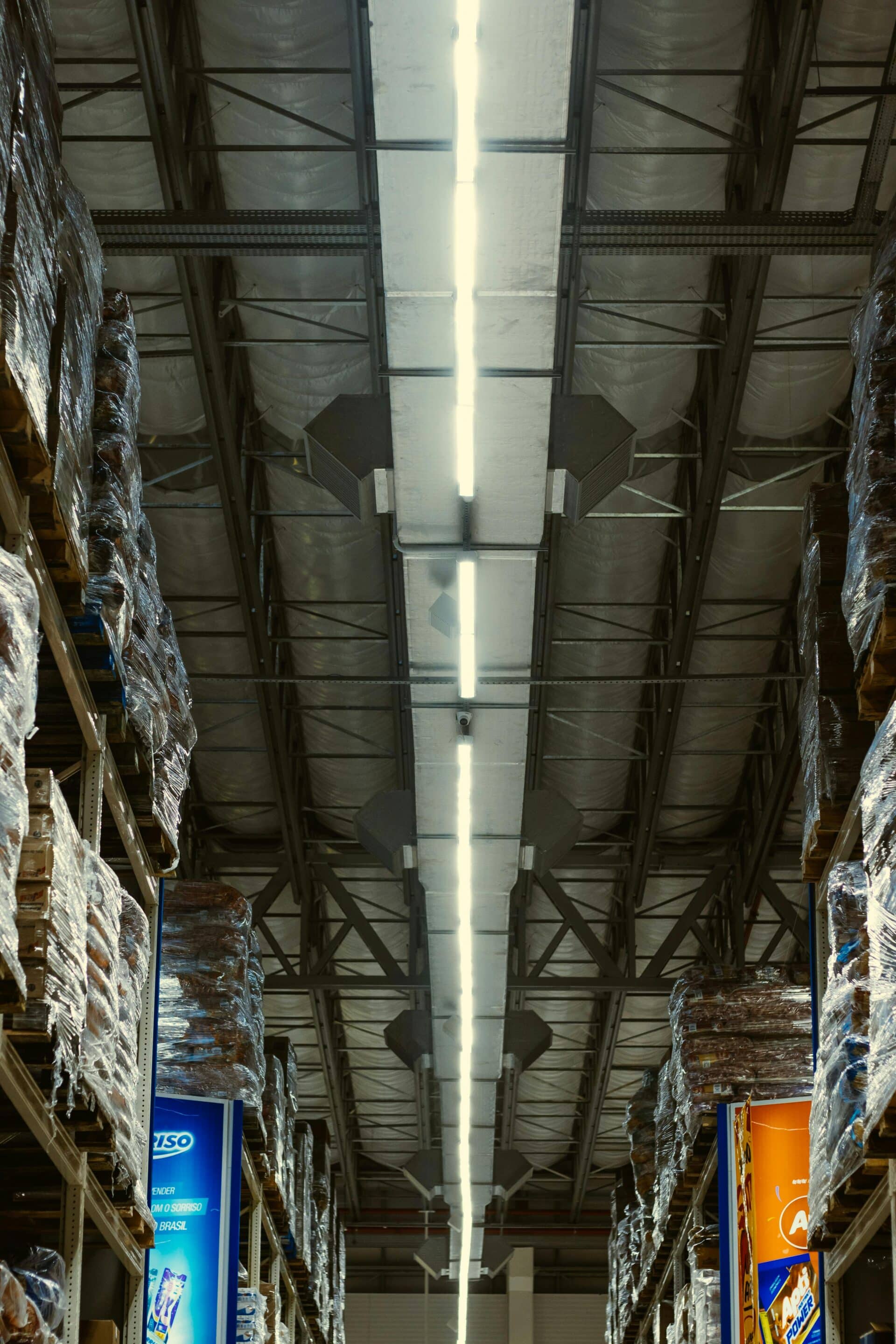 Warehouse fire alarm coverage diagram showing high-bay racking and mezzanine detection
